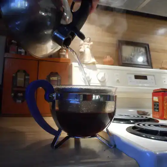 Eau versée de la bouilloire vers la théière